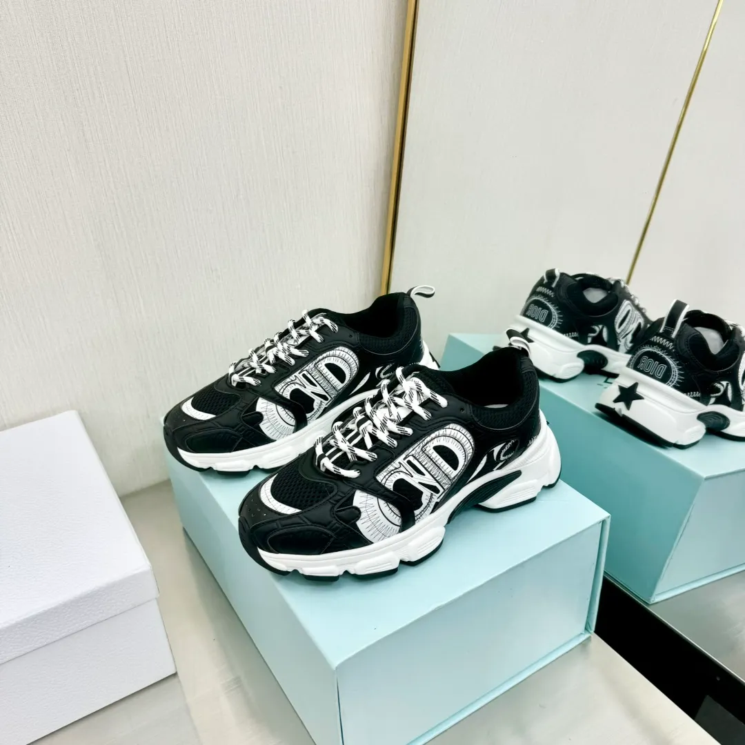 👟👟Ex-factory price 560👟👟 Dior Casual Sports Shoes Dad Shoes This new Dior Chrono sports shoe autumn ready-to-wear series reinterprets running shoes with Dior's high-end style. White and black mesh fabric with leather-effect panels, CD logo on the sides, star patch on the tongue and Dior logo on the heel, many details highlight the style. Using two-color laces, lightweight soles with star decoration, it can create a casual look all year round ▪️Size: 35-40